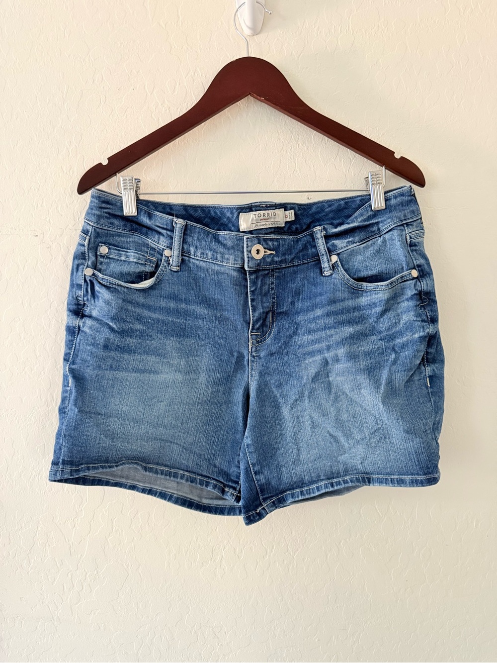 Torrid Denim Shorts Size 12 Medium Wash Stretch Jean‎ Shorts Plus-Friendly